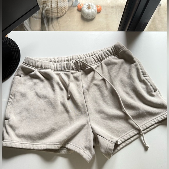 SKIMS Cotton Fleece Shorts in Stone. Size L. - Picture 2 of 11